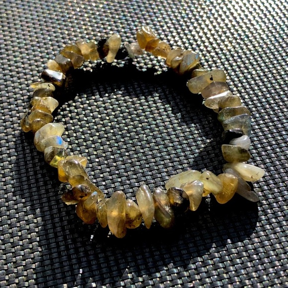 2/$25 🌸 Labradorite Chip Bracelet - Picture 3 of 3